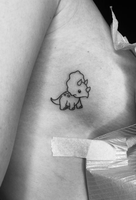 Tatoos Dinosaur Cute, Mini Tattoos Dinosaur, Cute Dinosaur Tattoos For Women, Cartoon Triceratops Tattoo, Mini Triceratops Tattoo, Cute Dino Tattoo Ideas, Matching Dinosaur Tattoo Best Friends, Cute Tattoos Cartoon, Dinosaur Finger Tattoo