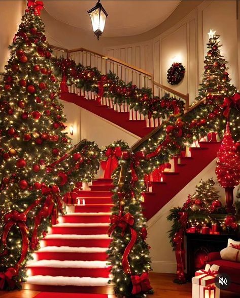 Christmas Tree Decorated, Christmas Staircase, Christmas Dreaming, Cozy Christmas Decor, Christmas Tree Inspiration, Christmas Themes Decorations, Christmas Feeling, Warm Christmas, Noel Christmas