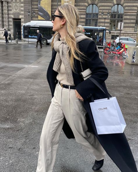 Adenorah ♏️ (@annelauremais) posted on Instagram • Mar 19, 2022 at 9:33am UTC Sleek Outfit, Girls Winter Outfits, Oversized Wool Coat, Oversized White Shirt, French Women Style, Look Jean, Simple Sweaters, French Girl Style, Fresh Outfits