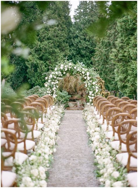 Grass Wedding Aisle, Hiasan Perkahwinan, Romantic Ceremony, Early Spring Wedding, Majlis Perkahwinan, Spring Wedding Decorations, Flowers And Greenery, Spring Wedding Inspiration, Floral Ideas