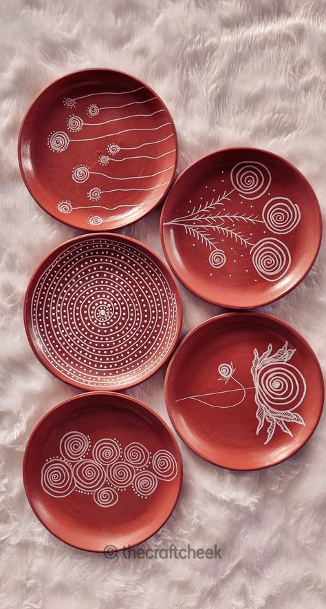 Terracota Plates Painting, Terracota Plates Wall Decor, Painting On Paper Plates, Terracotta Plate Art, Terracotta Plate Wall Art, Terracota Plate Painting, How To Paint Ceramic Plates, Terakota Art, Terracotta Plates Painting