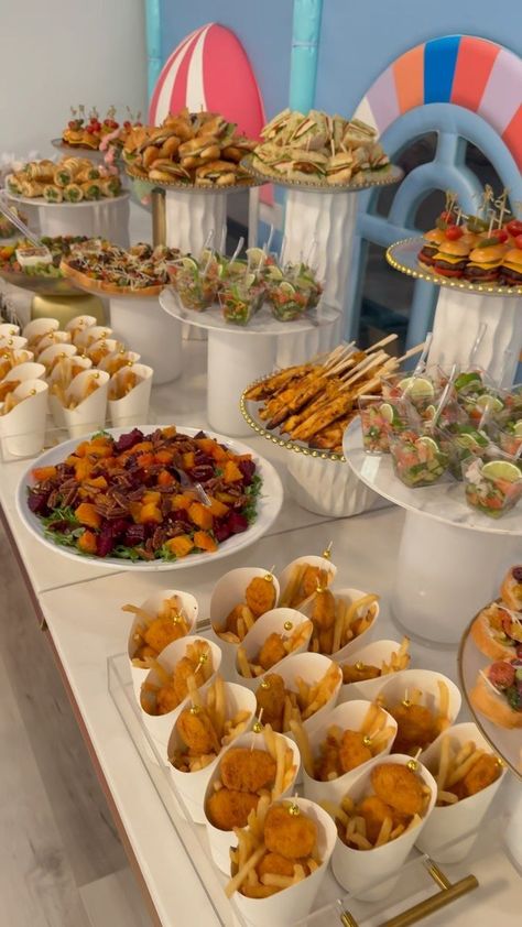 Serving Tray Food Party Ideas, Catering Wedding Food, Cuban Food Catering, Small Party Catering Ideas, Birthday Spread Parties Food, Party Food Buffet Ideas Dinners, Foods To Serve At A Birthday Party, Home Catering Ideas, Creative Food Display Ideas