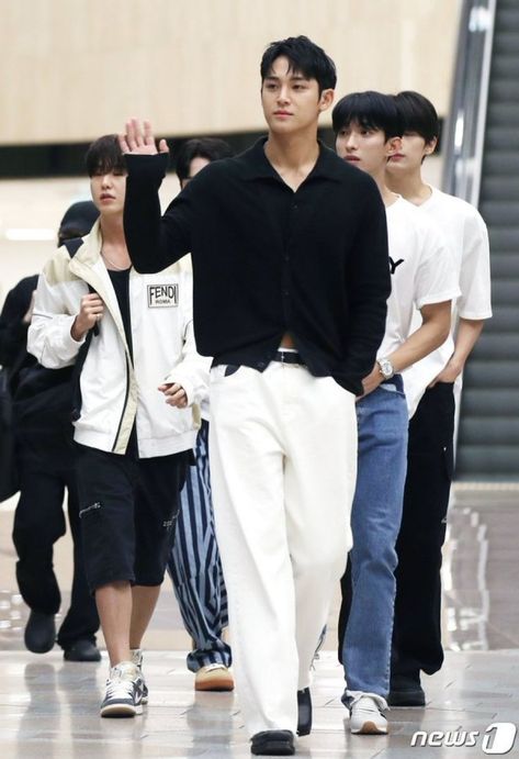 Korean Street Fashion Men, Kim Min Gyu, Seventeen Going Seventeen, Kim Mingyu, Mingyu Seventeen, Kim Min, Artist Style, Pledis Entertainment, Main Character