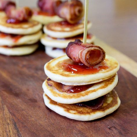 kunzler.com - Mini Flapstacks Mini Flapjack Skewers, Movie Food, Skewer Appetizers, Breakfast Appetizers, Pancakes And Bacon, Clean Baking, Bacon Recipe, Birthday Breakfast, Pancake Stack