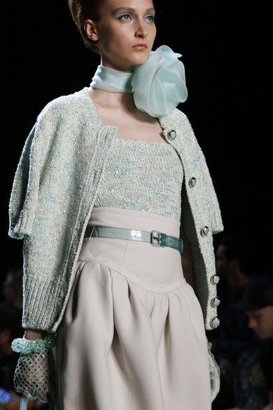 Marc Jacobs Spring 2019 Ready-to-Wear collection, runway looks, beauty, models, and reviews. Twin Set Outfit, Formal Smart Casual, Trendy Knitting, Fashion Knitting, Fashion Show Runway, Knitting Fashion, Baby Clothes Patterns, Knitwear Fashion, Twin Set