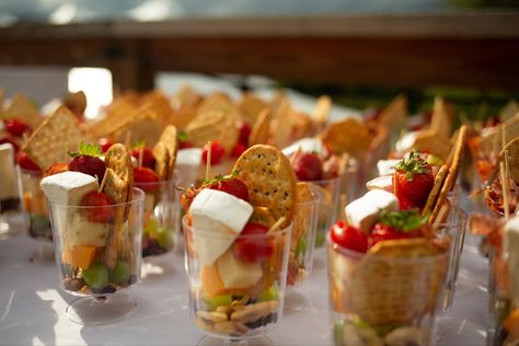 Wedding Reception Food Appetizers, Reception Finger Foods, Finger Food Wedding Reception, Wedding Reception Appetizers, Wedding Reception Snacks, Wedding Finger Foods, Wedding Food Display, Charcuterie Cups, Food Set Up