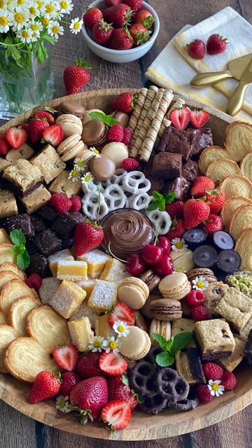 Treat Platter Ideas, Biscuit Platter Ideas, Baked Goods Platter, Plater Ideas Dinner, Brownie Board Platter, Dessert Platter Wedding, Sweet Grazing Board, Desert Boards For Parties, Sweets Platter Ideas