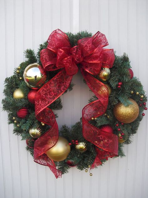 Door Ornament, Christmas Ornament Wreath, Xmas Wreaths, Noel Christmas, Christmas Wreaths Diy, Christmas Centerpieces, Christmas Deco, Xmas Crafts, Gold Christmas