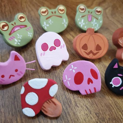 Air Dry Clay Earrings Ideas, Earing Ideas Clay, Cute Pin Designs, Halloween Pins Diy, Halloween Clay Pins, Polymer Clay Ideas Earrings, Clay Earing Idea, Polymer Clay Pins Ideas, Anime Clay Pins