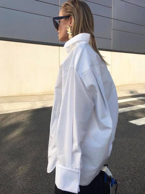 This shirt Oversized White Shirt, Fashion Gone Rouge, White Shirt Outfits, Walking Down The Street, Minimal Chic, Winter Trends, Mode Inspo, Looks Style, Mode Inspiration