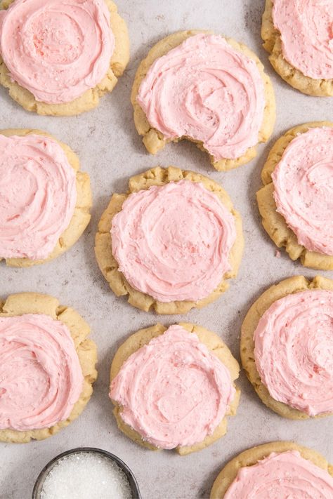 Make these copycat Crumbl pink sugar cookies! Soft and chewy, they boast a luxurious frosting with a signature pink hue. Perfect for sharing. Enjoy them for breakfast, snacking or dessert. Pin this easy cookie recipe for later! Copycat Crumbl Cookies, Pink Sugar Cookies, Sugar Cookies Soft, Cookies Soft And Chewy, Crumble Cookie Recipe, Easy Easter Treats, Crumbl Cookies, Easy Peasy Recipes, Cookies Soft