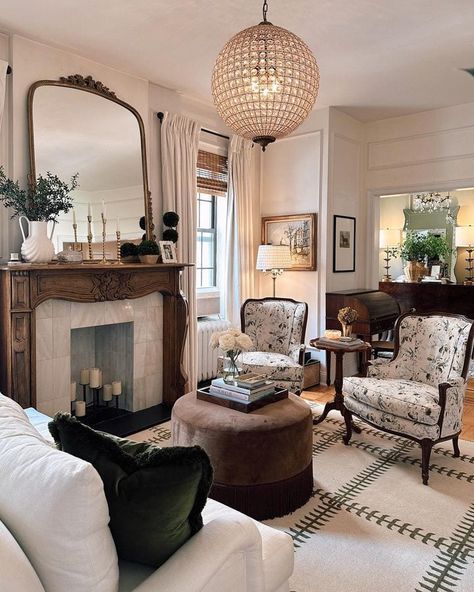 Anna Page, Antique Living Room, Style Parisienne, Apartment Decoration, French Country Living Room, Casa Vintage, Vintage Living Room, Traditional Living Room, Living Room Inspo