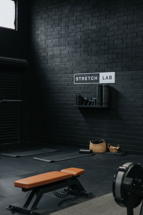 Brick Wall Gym Interior, High End Fitness Studio, Small Gym Bathroom Ideas, Sports Recovery Room, Gym Design Interior Industrial, Industrial Gym Design, Gym Reception Design, Gym Ideas Design Commercial, Crossfit Gym Design