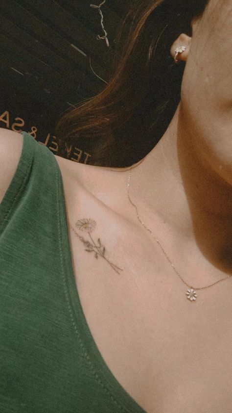 Tattoo , daisy tattoo, minimal tattoo , cute tattoo Daisy Collarbone Tattoo, Dainty Flower Collar Bone Tattoo, Daisy Collar Bone Tattoo, Dainty Collarbone Tattoo, Tattoo Daisy, Daisy Tattoo Designs, Daffodil Tattoo, Tattoo Cute, Tattoo Minimal