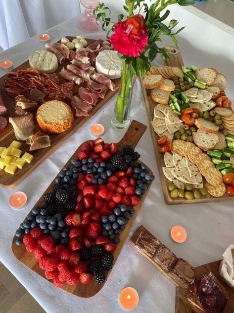 Platter Boards Ideas, Berry Board Ideas, Charcuterie Board 1st Birthday, Farewell Party Food Ideas, Picnic Birthday Ideas For Adults, Raspberry Birthday Party, Berry Happy Birthday, Birthday Food Set Up, Berry First Birthday Food Table