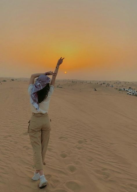 Pose In Desert, Poses For Desert Pictures, Dubai Desert Pics, Jaislmer Outfit, Dubai Safari Aesthetic, Desert Safari Dubai Aesthetic, Desert Travel Outfits, Safari Pose Ideas, Safari Desert Outfit Women