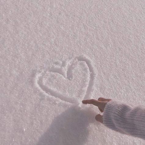 #aesthetic #softaesthetic #white #heart #snow #trendy #winter #simple ———————————————————————————— (not my picture <3) متحف فني, Icona Ios, Christmas Aesthetic Wallpaper, Snow Angels, Winter Wallpaper, 背景 シンプル, Korean Aesthetic, Winter Pictures, Black And White Aesthetic