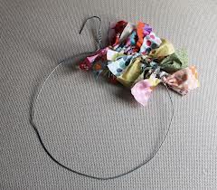 Diy Rag Wreath, Diy With Kids, Scrap Fabric Crafts, Scrap Fabric Projects, Fabric Wreath, Rag Wreath, Fabric Projects, Wreath Crafts, Xmas Crafts