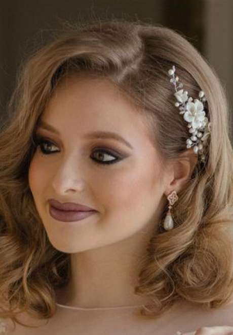 Beautiful Bridal Hairstyles For Short Hair Bridal Hairstyles For Short Hair, Short Bridal Hair, Formal Hairstyles For Short Hair, Short Hair Bride, Quince Hairstyles With Crown, Mother Of The Bride Hair, Quince Hairstyles, Hair Homecoming, Wedding Hair Inspiration