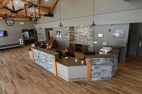 Vet Building, Vet Clinic Ideas, Vet Office Decor, Lobby Desks, Veterinarian Office, Dog Boarding Facility, Vet Hospital, Building Design Plan, Vet Office