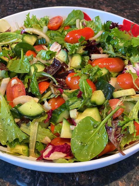 Mix Lettuce Salad, Mix Spring Salad Recipes, Mixed Vegetables Salad, Salad With Spring Mix Recipe, Spring Mix Salad Recipes Grilled Chicken, Green Salads For Parties Summer, Salad Mix Ideas, Crispy Salad Recipe, Spring Salad Mix Recipes