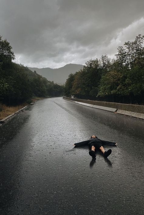 Rauch Fotografie, Rainy Day Aesthetic, I Love Rain, Fotografi Vintage, Dark Nature Aesthetic, Rain Photography, Dancing In The Rain, Dark Photography, Night Aesthetic