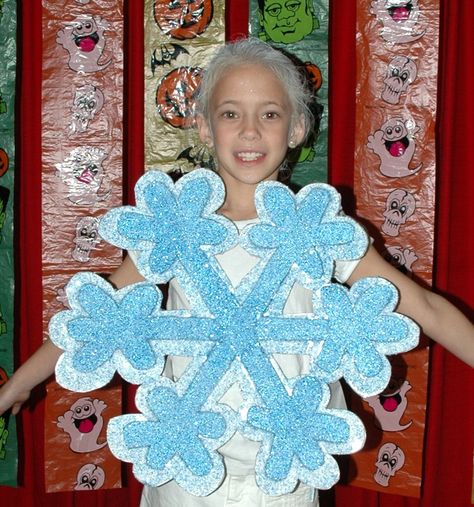 Snowflake Costume - we won 'prettiest costume' with. I used an overhead projector to trace a snowflake onto foam board then cut it out. And used paint and glitter to decorate. Diy Snowflake Costume, Snowflake Costume, Christmas Parade Floats, Nativity Costumes, Overhead Projector, Snowflake Dress, Trace A, Diy Costumes Kids, Christmas Program