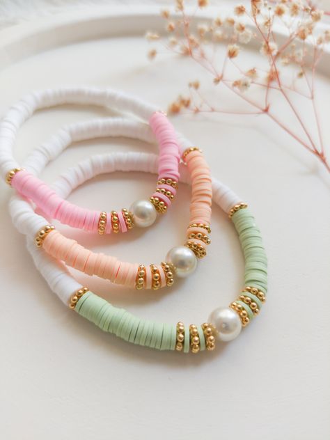 Clay Beads Inspiration, Braslet Ideas Cute, Stretch Beaded Bracelets Diy, Heishi Bead Bracelet, Make Clay Beads, Bracelet Business, Clay Bracelets, Preppy Bracelets, Homemade Bracelets