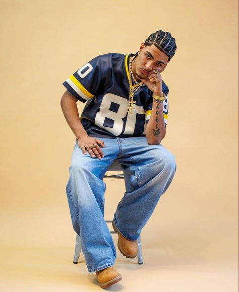 Jersey 90s Outfit Men, Male Retro Outfit, 90s Street Style Aesthetic Men, R&b Outfits Men, 90s Football Fashion, Y2k Hiphop Aesthetic, 90s Photoshoot Ideas Men, 90s Summer Fashion Men, 90s Men Photoshoot