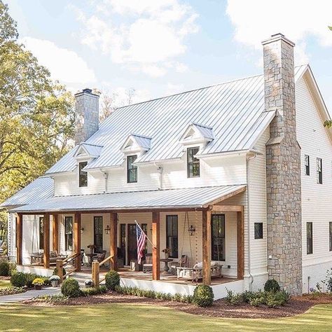 Jul 20, 2019 - 2,891 Likes, 19 Comments - The Rustic Farm (@the_rustic_farm) on Instagram: “Love it! By @caldwellcline & @stevepowellhomes _ Be sure to check out their awesome pages…” Classic Farmhouse Exterior, Arsitektur Kolonial, Farmhouse Exterior Design, American Farmhouse, Exterior Design Ideas, Casa Exterior, Modern Farmhouse Exterior, Farmhouse House, House With Porch