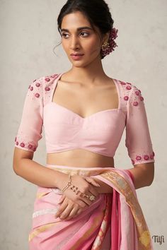 Bollywood Lehenga Outfit Ideas, Queen Anne Neckline Blouse, Blouse Designs For Georgette Sarees, Georgette Blouse Designs, Blouse Pattern Indian, Trendy Blouse Patterns, Front Blouse Designs, Maharashtrian Bride, Girly Blouse