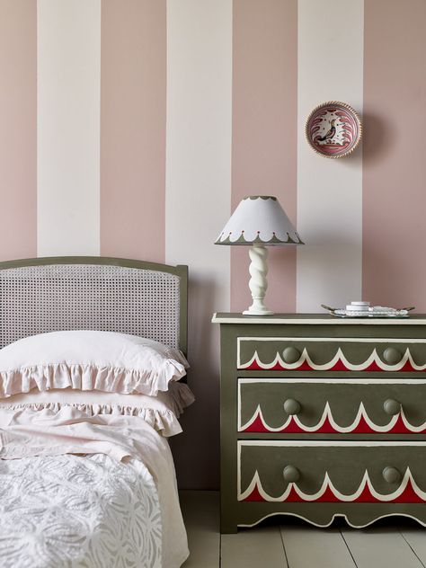 Striped Bedroom, Pink Painted Walls, Murs Roses, Stripe Wall, Creative Wall Painting, Paint Trends, Striped Walls, Christmas Room Decor, Paint Stripes