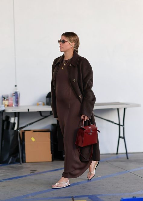 See all of Sofia Richie’s chic maternity looks ahead of welcoming her baby girl Pregnant High Fashion, Western Fall Maternity Outfits, Arielle Charnas Pregnancy Style, Sofia Richie Maternity Style, Pregnancy Capsule Wardrobe Fall Winter, Stylish Pregnant Outfits, Bau Outfits, Jeanne Damas Pregnant, Pregnant Winter Outfits Casual