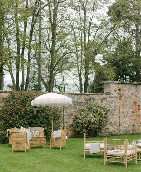 Wedding Garden Furniture, Lounge Area Wedding, Cocktail Hour Seating, French Backyard, Aesthetic Umbrella, Wedding Lounge Seating, Wedding Recovery, Friday Drinks, Wedding Canapes