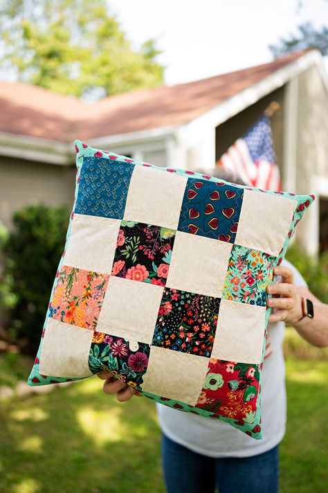 Patchwork Cushion Covers Ideas Patterns, Patchwork Cushion Pattern, Quilted Pillow Covers Free Pattern Tutorials, Quilted Cushion Covers Ideas, Throw Pillows To Sew, Quilt Pillow Pattern Simple, Quilt Block Pillow Cover, Easy Quilt Pillow Patterns, Quilted Pillow Shams Diy