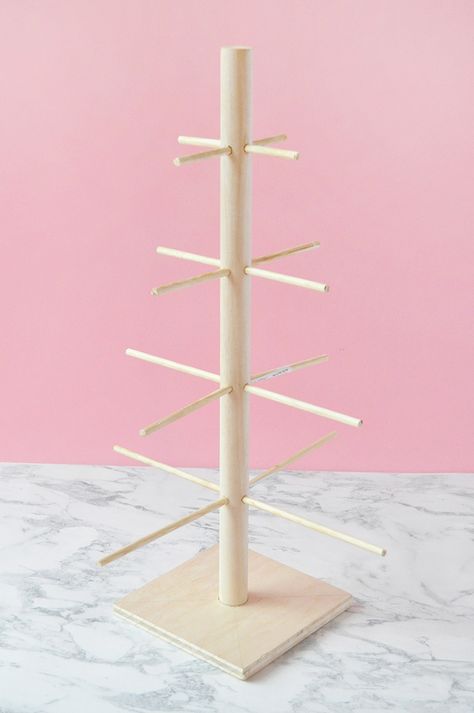 Display festive donuts on this DIY stand made of wooden dowels! Donuts Display, Donut Tree, Diy Stand, Organizing Jewelry, Diy Donut, Donut Display, Craft Fair Booth Display, Ideas For Organizing, Donuts Donuts