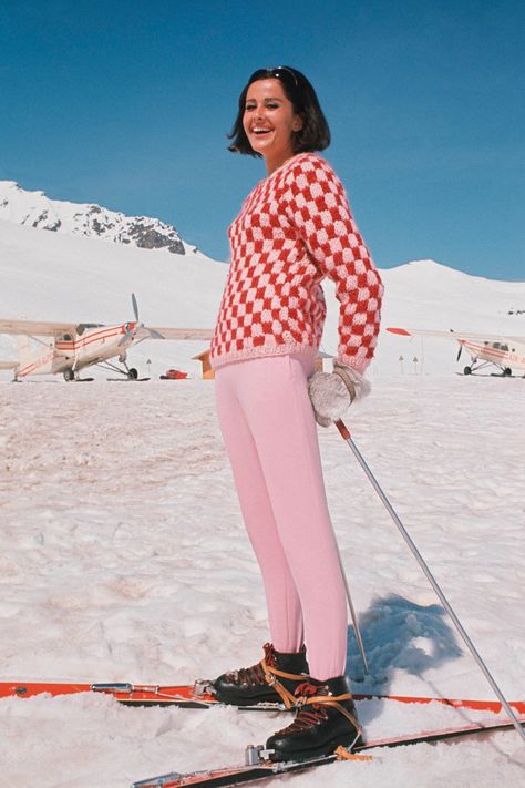 Retro Ski Outfit, Mode Au Ski, Apres Ski Outfits, Apres Ski Style, Ski Vintage, Apres Ski Party, Ski Jumpsuit, Ski Bunnies, Patron Vintage