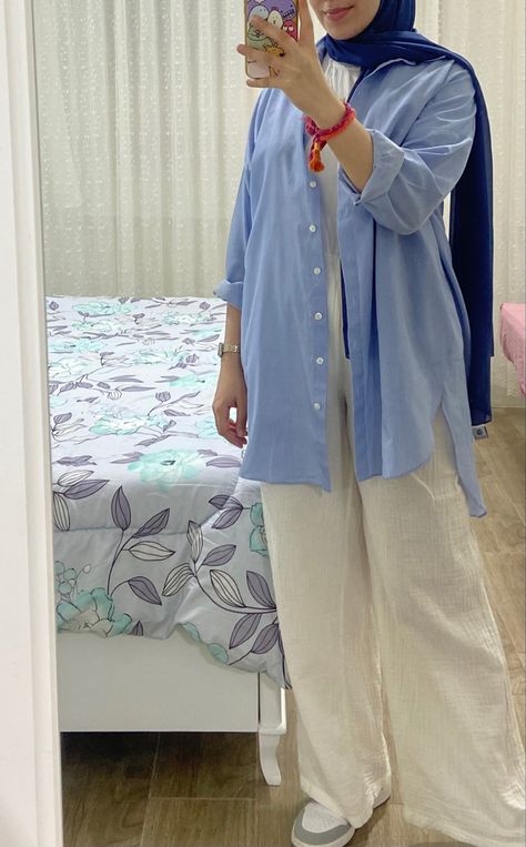 Wide leg pants with oversized blue shirt Oversized Blue Shirt, Cream Pants, Colored Pants, Oversized Tee, White Pants, Blue Shirt, Summer 2024, Leg Pants, Wide Leg Pants