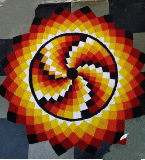 Round Rangoli Design Diwali, Round Rangoli Design, Shading Rangoli, Onam Ideas, Scenery Rangoli, Round Rangoli, Onam Photos, Rangoli Design Diwali, 3d Rangoli