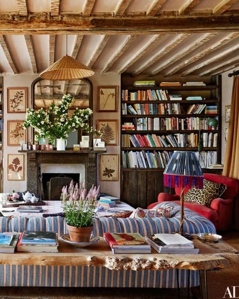 English Country House Interior Sitting Rooms Cottage Style, Amanda Brooks Home, Cosy Cottage Decor, English Cottage Sitting Room, Cosy English Cottage, Cozy British Cottage Interiors, Cosy Cottage Living Room English Country, English Country Interior Design, British Cottage Interior