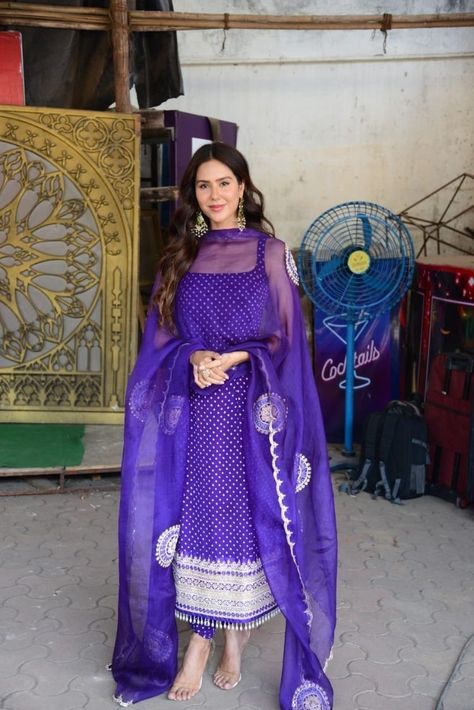 Sonam Bajwa Purple Suit, Sonam Bajwa Suits Latest, Suit Design Pakistani Style, Heavy Suits Indian Party Wear, Sonam Bajwa Suits, Banarsi Suit Design, Banarsi Suit, The Kapil Sharma Show, Sonam Bajwa