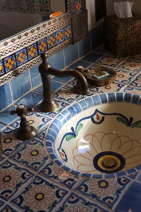 Oaxaca House, Cool Tiles, Spanish Home Decor, Spanish Decor, Mexican Home, Casas Coloniales, Hacienda Style, Spanish Style Homes, Spanish House