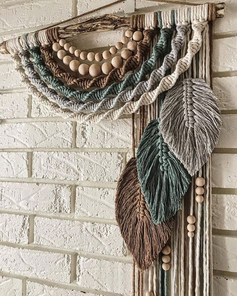 فن النسيج, Simpul Makrame, Art Macramé, Pola Macrame, Macrame Wall Hanging Tutorial, Macrame Wall Hanger, Boho Crafts Diy, Feather Wall Hanging, Macrame Knots Pattern