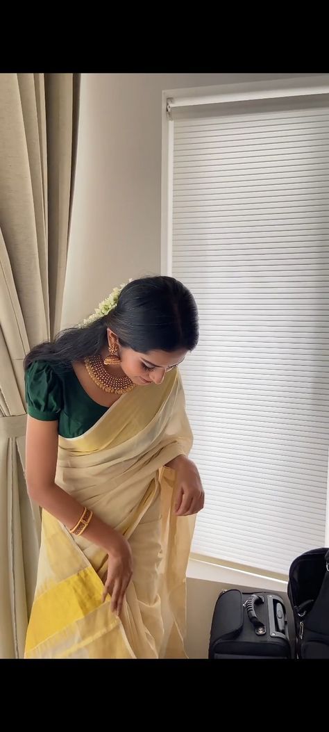 Kerala Onam Sari, Onam Aesthetic Wear, Kerala Cotton Saree Blouse, Check Cotton Saree, Onam Outfits Saree, South Indian Saree Outfit, North Indian Saree Style, Onam Aesthetic Outfits, Saree Inspo For Onam