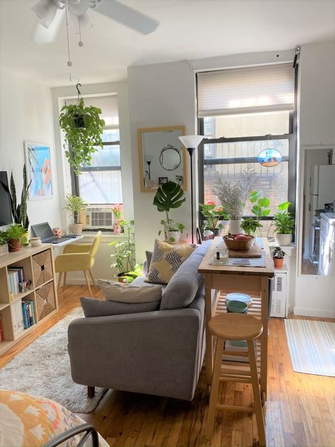 Lots Of Plants, Studio Apartment Living, Kitchen Studio, Deco Studio, Casa Vintage, Small Apartment Living, Tiny Apartment, Studio Apartment Decorating, Home Desk