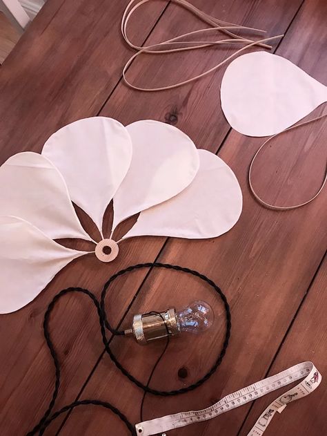 Wall Lamps Diy, Flower Lamp Shade, Diy Luminaire, Diy Pendant Light, Diy Lampe, Blogging Platforms, Flower Lamp, Deco Luminaire, Diy Chandelier