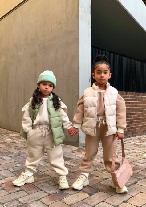 These Tiny "Kidfluencers" Are Taking The Fashion World By Storm. – InspireMore Kids Autumn Outfits, Kid Boy Outfits, Zendaya 2024, Black Girls Winter Outfits, Alice Clothes, Sister Fashion, Child Outfits, Kids Outfits Daughters, Girls Winter Outfits