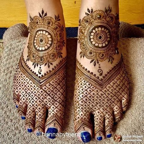 Simple Mehndi Designs For Bride, Feet Mehandi Design, Mehndi Designs For Bride, Mehandi Designs For Hands, Feet Mehandi, Bride Images, Traditional Mehndi Designs, Legs Mehndi, Engagement Mehndi