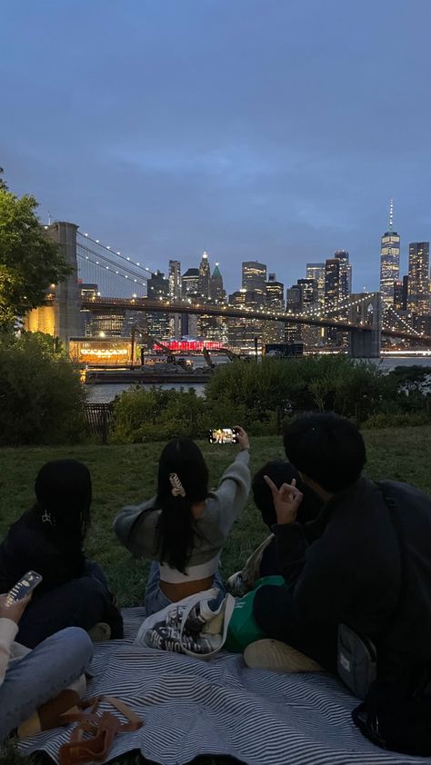 Celebs In New York, Nyc Aesthetic Brooklyn, Places To Take Pictures In Nyc, Nyc Activities Aesthetic, New York Brooklyn Aesthetic, New York Family Aesthetic, Nyc Brooklyn Aesthetic, Walking In The City Aesthetic, Nyc In The Summer