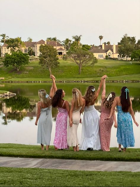 Girls in long dresses in grass at a garden party, tea party aesthetic Enchanted Garden Outfit, Cute Home Design, Tea Party Aesthetic, Garden Party Tea, Garden Party Outfit, Garden Party Birthday, Enchanted Wedding, Garden Birthday, Mia 3